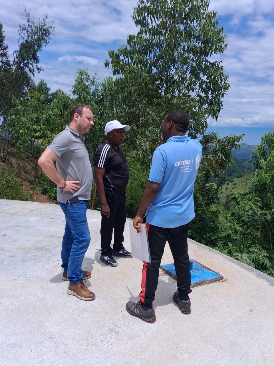 Sur la dalle d'un réservoir d'eau au Burundi
